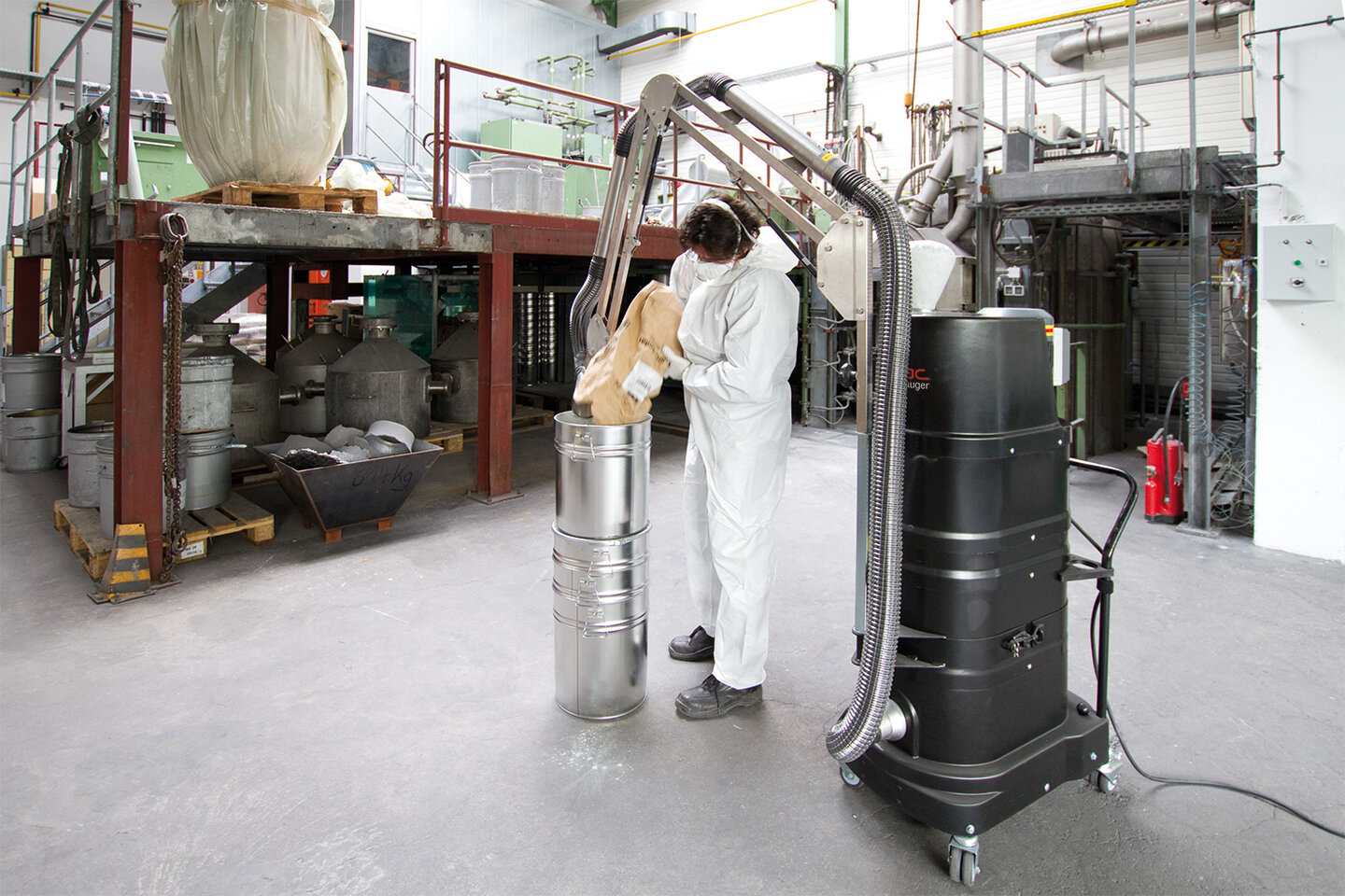 Odkurzacz przemysłowy Ruwac DS1220 na prąd trójfazowy, przeznaczony do pracy w atmosferze grożącej wybuchem pyłu, odsysa wybuchowe pyły aluminiowe w zakładach Peak w Velbert