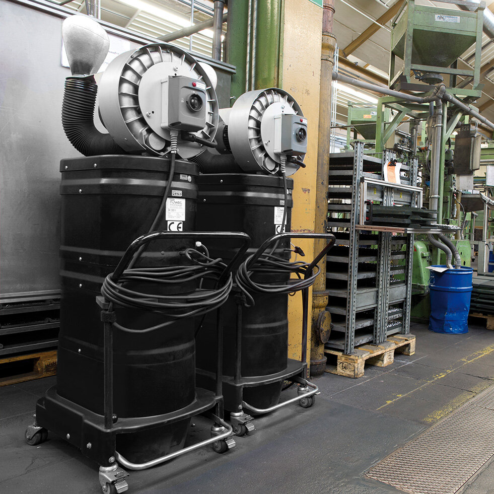 Odkurzacz przemysłowy Ruwac R01 S odsysa pyły z tworzyw sztucznych wzmacnianych włóknami szklanymi albo węglowymi w firmie Schunk w Heuchelheim.